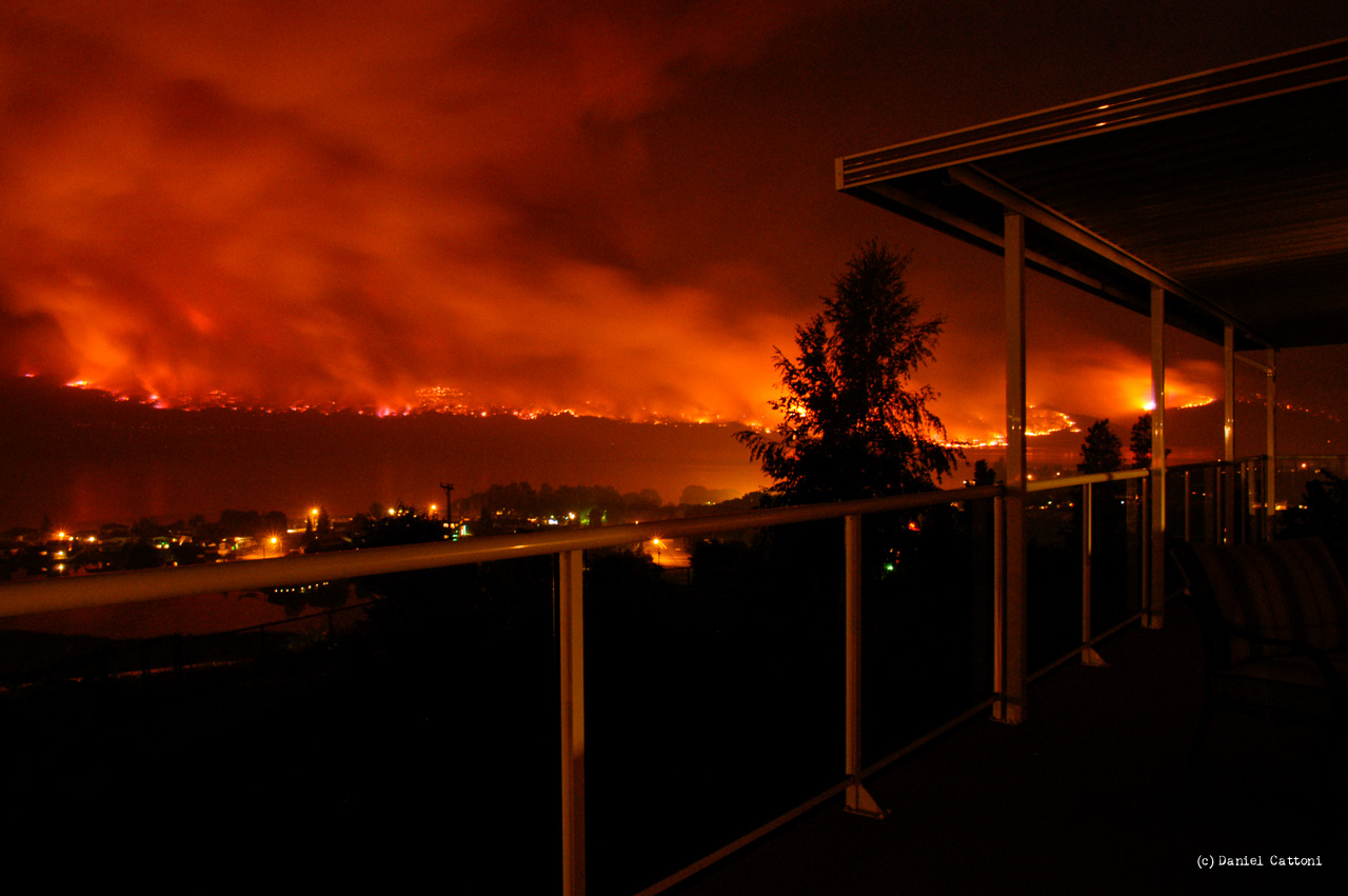 August 21st, 2003 - 19:12 PST A shot from the patio on the westside of the lake, gives a good impression of the size of the fire. The lake is almost 5 kilometres wide at this location!